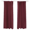 Verdunkelnder Vorhang mit Kräuselband von VICTORIA M - 1x Verdunkelungsvorhang bordeaux mit Kräuselband von VICTORIA M aus hochwertigem Polyester. Es gibt ihn noch in vielen weiteren schönen Farben. Er verfügt über die Maße 140 x 245 cm (Breite mal Höhe). Durch eine eingenähte Vlies-Innenschicht sorgt er für eine 95 - 100% Verdunkelung in Ihren Wohn- und Schlafräumen. Oben eingenäht in den Vorhang ist ein verstärkender weißer Stoffrand mit Durchzugtunnel und drei weißen Kräuselfäden. An diesen lässt sich der Verdunkelungsvorhang zusammenziehen und festknoten. So entsteht der typische Faltenwurf des Stoffes. Zur Befestigung des Vorhangs an Schienen gibt es am oberen Rand drei Reihen mit je 38 Fadenschlaufen