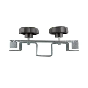 180 Grad Verbindung für Faltpavillon PRO 30 Querstrebe | paramondo. Sie möchten Ihr Zelt stabilisieren? Dann legen wir Ihnen unsere praktischen Verbindungen für den paramondo Faltpavillon der PRO 30 Serie nahe. Die Verbindungen werden ganz einfach an die Zeltbeine geklemmt. Sie können unsere Verbindungen übrigens auch als Durchgangssperre verwenden. Dazu bringen Sie die Befestigungen einfach auf halber Höhe des Pavillons mit Querstreben an. Dank des Federdruckknopfs arretiert die Verbindung in der Strebe. Die Befestigung erhalten Sie in einem 180 Grad Winkel.