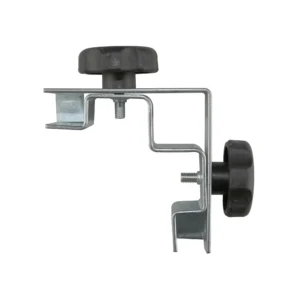 90 Grad Verbindung für Faltpavillon PRO 30 Querstrebe | paramondo. Sie möchten Ihr Zelt stabilisieren? Dann legen wir Ihnen unsere praktischen Verbindungen für den paramondo Faltpavillon der PRO 30 Serie nahe. Die Verbindungen werden ganz einfach an die Zeltbeine geklemmt. Sie können unsere Verbindungen übrigens auch als Durchgangssperre verwenden. Dazu bringen Sie die Befestigungen einfach auf halber Höhe des Pavillons mit Querstreben an. Dank des Federdruckknopfs arretiert die Verbindung in der Strebe. Die Befestigung erhalten Sie in einem 90 Grad Winkel.