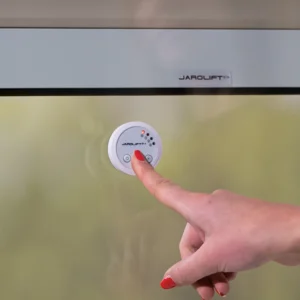 Der TDSO Funk-Sonnensensor aus dem Hause JAROLIFT dient zur helligkeitsabhängigen Steuerung aller in Reichweite befindlichen Rollläden. Vier Leuchtdioden zeigen hierbei die aktuell gewählte Lichtstärke bei der ein Herabfahren des Rollladens getätigt wird.