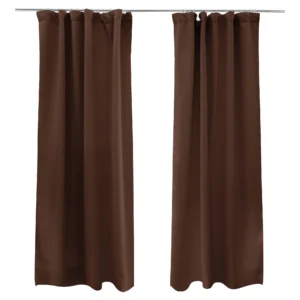 Verdunkelnder Vorhang mit Kräuselband von VICTORIA M - 1x Verdunkelungsvorhang braun mit Kräuselband von VICTORIA M aus hochwertigem Polyester. Es gibt ihn noch in vielen weiteren schönen Farben. Er verfügt über die Maße 140 x 245 cm (Breite mal Höhe). Durch eine eingenähte Vlies-Innenschicht sorgt er für eine 95 - 100% Verdunkelung in Ihren Wohn- und Schlafräumen. Oben eingenäht in den Vorhang ist ein verstärkender weißer Stoffrand mit Durchzugtunnel und drei weißen Kräuselfäden. An diesen lässt sich der Verdunkelungsvorhang zusammenziehen und festknoten. So entsteht der typische Faltenwurf des Stoffes. Zur Befestigung des Vorhangs an Schienen gibt es am oberen Rand drei Reihen mit je 38 Fadenschlaufen