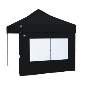 Das Seitenteil für das Eventzelt PRO 40 in der Farbe Schwarz hat eine Größe von 6 m. Die geschlossene Seitenwand verfügt über ein Moskitonetz-Fenster und kann mittels Klettlaschen am Gestell befestigt werden. Die Seitenwand aus Polyester ist wasserdicht