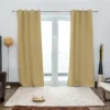 Verdunkelnder Ösenvorhang von VICTORIA M - 1x Verdunkelungsvorhang creme mit Ösen von VICTORIA M aus hochwertigem Polyester. Er ist noch in vielen weiteren Farben erhältlich und wie gemacht für all Ihre Wohn- und Schlafräume. Er hat die Maße 140 x 245 cm (Breite mal Höhe). Im Schlafzimmer hält er durch seine lichtundurchlässige Textur Licht ab