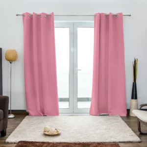 Verdunkelnder Ösenvorhang von VICTORIA M - 1x Verdunkelungsvorhang rosa mit Ösen von VICTORIA M aus hochwertigem Polyester. Er ist noch in vielen weiteren Farben erhältlich und wie gemacht für all Ihre Wohn- und Schlafräume. Er hat die Maße 140 x 245 cm (Breite mal Höhe). Im Schlafzimmer hält er durch seine lichtundurchlässige Textur Licht ab