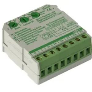 Das elektronische Steuergerät Jarolift Trennrelais KN2 ist eine universell einsetzbare Motorsteuerung für Rechts-/ Linkslauf. Es ist sowohl eine Ein- als auch eine Zweitastermotorsteuerung realisierbar. Durch die mehrere Trennrelais KN2 zu Gruppen- und Zentralsteuerungen zusammenzufassen. Die Motorlaufzeit kann zeitlich begrenzt werden um z.B. bei mechanischer Blockade den Motor nicht zu überlasten. Eine komfortable