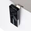 Auto-Sonnenblenden-Halterung mit Clip für 4-Kanal Funkhandsender ML / JL | Chamberlain. Der Chamberlain Sonnenblendenclip für Handsender eignet sich für alle Garagentor 4-Kanal Funkhandsender von Chamberlain und JAROLIFT. Dank des Clips ist Ihr Handsender im Auto gut aufgeräumt und jederzeit bedienbar. Der Sonnenblenden-Clip besteht aus hochwertigem Aluminium. Die Maße des Zubehörartikels betragen 60 x 10 x 10 mm. Neben dem Clip umfasst der Lieferumfang des Zubehör-Sets 2 Schraubendreher