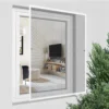 Der praktische Spannrahmen SlimLine schützt Ihr Zuhause zuverlässig vor Insekten aller Art. Er hat die Maße 130 cm x 150 cm und kommt in der Farbe weiß. Dank eines neuartigen Aluminiumprofils lässt sich der Spannrahmen problemlos auch an Fenstern mit Rollläden einsetzen. Das Profil von Slimline trägt nach außen nur noch 1