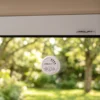 Der TDSO Funk-Sonnensensor aus dem Hause JAROLIFT dient zur helligkeitsabhängigen Steuerung aller in Reichweite befindlichen Rollläden. Vier Leuchtdioden zeigen hierbei die aktuell gewählte Lichtstärke bei der ein Herabfahren des Rollladens getätigt wird.