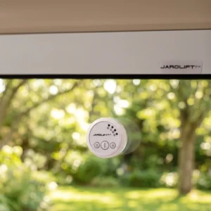 Der TDSO Funk-Sonnensensor aus dem Hause JAROLIFT dient zur helligkeitsabhängigen Steuerung aller in Reichweite befindlichen Rollläden. Vier Leuchtdioden zeigen hierbei die aktuell gewählte Lichtstärke bei der ein Herabfahren des Rollladens getätigt wird.