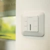 JAROLIFT 2-Kanal Funkwandtaster TDRC 02W aus dem Hause JAROLIFT zur manuellen Ansteuerung von bis zu zwei oder einer Reihe von JAROLIFT TDEF-Funkmotoren oder einfachen Rohrmotoren.