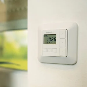 Der 4-Kanal Timer Funkwandtaster TDRCT 04W dient zur zeitlichen sowie manuellen Ansteuerung von bis zu 4 JAROLIFT TDEF-Funkmotoren oder einfachen Rohrmotoren mit entsprechendem JAROLIFT Funkempfänger (TDRR 01