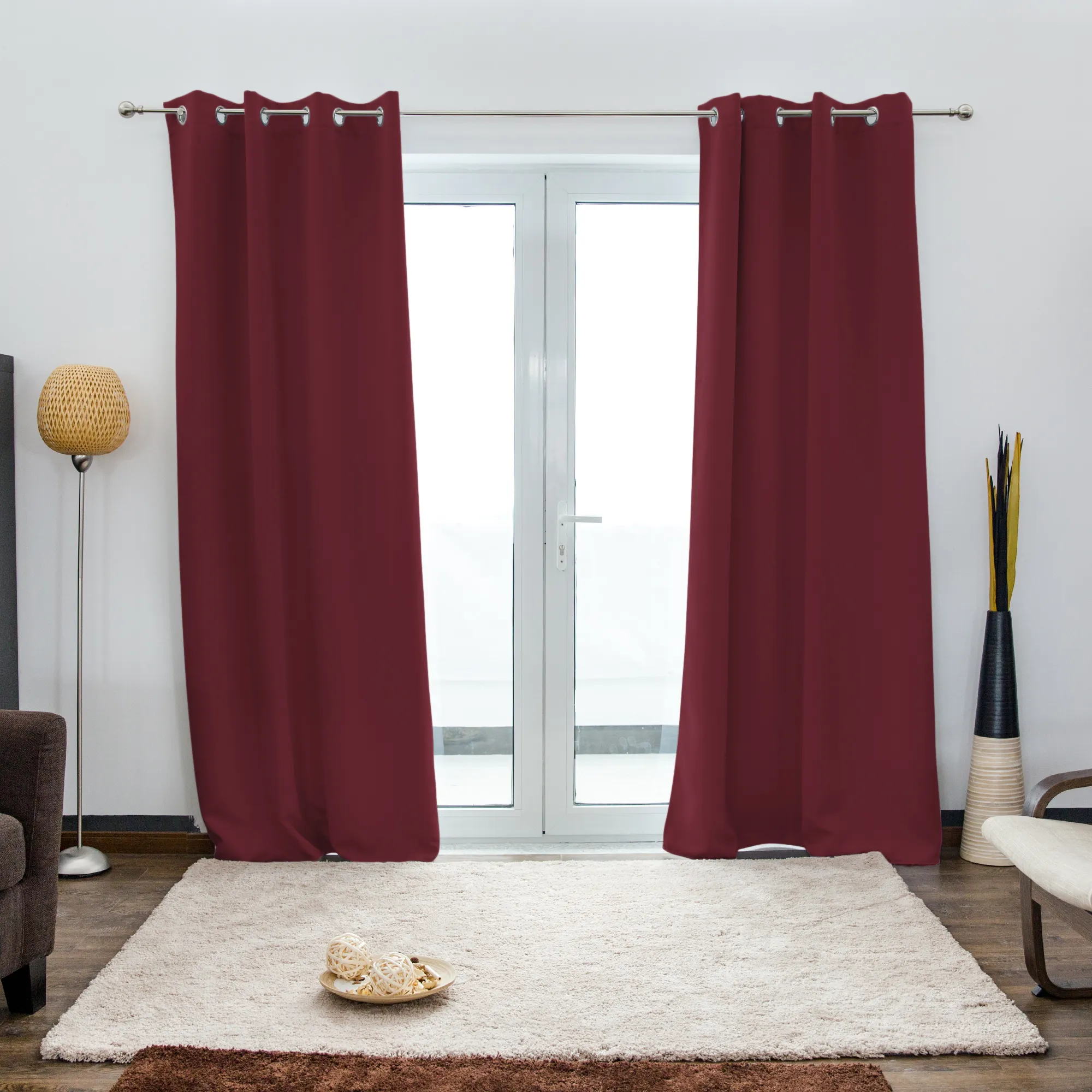 Verdunkelnder Ösenvorhang von VICTORIA M - 1x Verdunkelungsvorhang bordeaux mit Ösen von VICTORIA M aus hochwertigem Polyester. Er ist noch in vielen weiteren Farben erhältlich und wie gemacht für all Ihre Wohn- und Schlafräume. Er hat die Maße 140 x 245 cm (Breite mal Höhe). Im Schlafzimmer hält er durch seine lichtundurchlässige Textur Licht ab