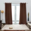 Verdunkelnder Ösenvorhang von VICTORIA M - 1x Verdunkelungsvorhang braun mit Ösen von VICTORIA M aus hochwertigem Polyester. Er ist noch in vielen weiteren Farben erhältlich und wie gemacht für all Ihre Wohn- und Schlafräume. Er hat die Maße 140 x 245 cm (Breite mal Höhe). Im Schlafzimmer hält er durch seine lichtundurchlässige Textur Licht ab