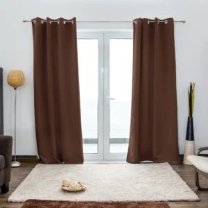 Verdunkelnder Ösenvorhang von VICTORIA M - 1x Verdunkelungsvorhang braun mit Ösen von VICTORIA M aus hochwertigem Polyester. Er ist noch in vielen weiteren Farben erhältlich und wie gemacht für all Ihre Wohn- und Schlafräume. Er hat die Maße 140 x 245 cm (Breite mal Höhe). Im Schlafzimmer hält er durch seine lichtundurchlässige Textur Licht ab