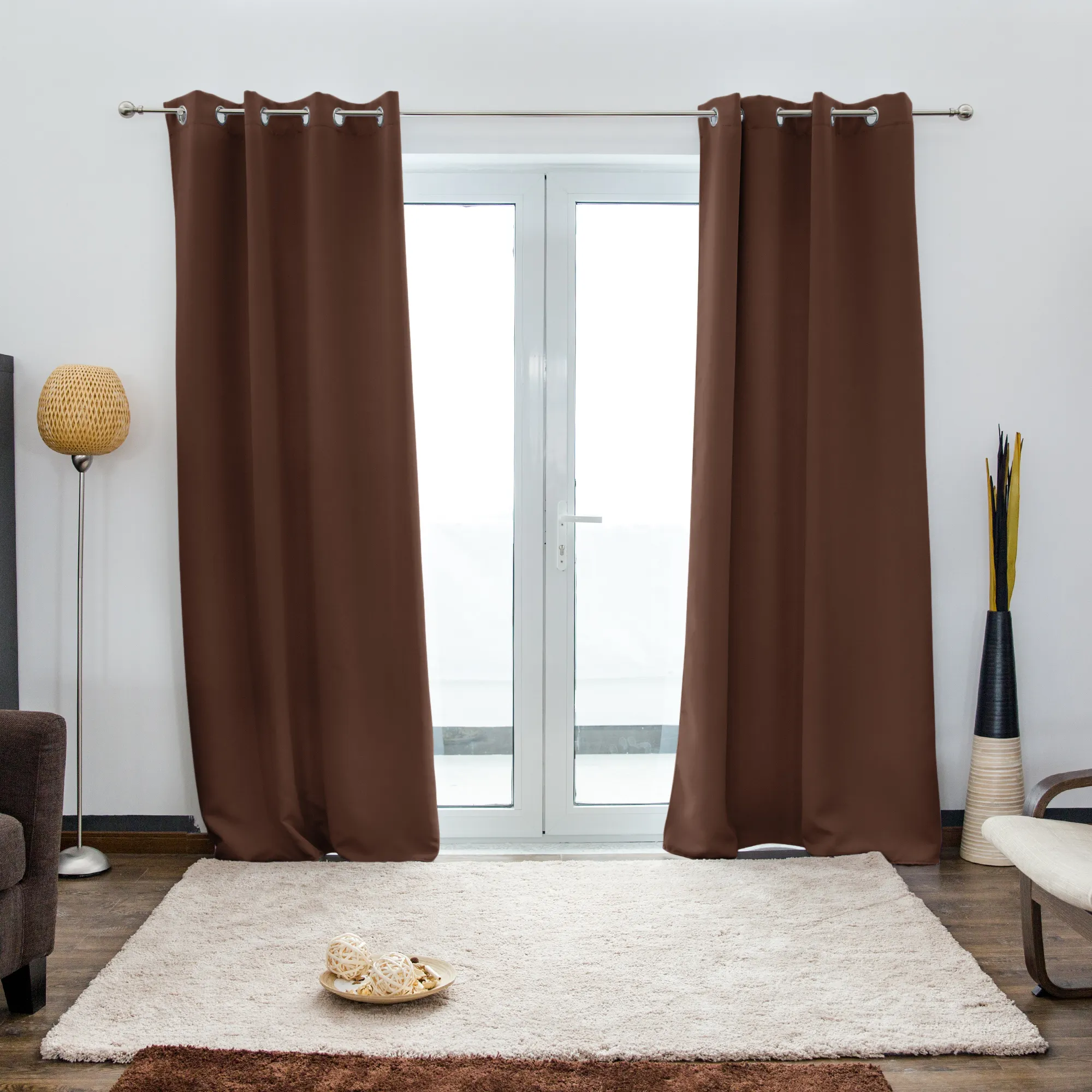 Verdunkelnder Ösenvorhang von VICTORIA M - 1x Verdunkelungsvorhang braun mit Ösen von VICTORIA M aus hochwertigem Polyester. Er ist noch in vielen weiteren Farben erhältlich und wie gemacht für all Ihre Wohn- und Schlafräume. Er hat die Maße 140 x 245 cm (Breite mal Höhe). Im Schlafzimmer hält er durch seine lichtundurchlässige Textur Licht ab