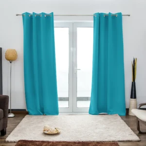 Verdunkelnder Ösenvorhang von VICTORIA M - 1x Verdunkelungsvorhang hellblau mit Ösen von VICTORIA M aus hochwertigem Polyester. Er ist noch in vielen weiteren Farben erhältlich und wie gemacht für all Ihre Wohn- und Schlafräume. Er hat die Maße 140 x 245 cm (Breite mal Höhe). Im Schlafzimmer hält er durch seine lichtundurchlässige Textur Licht ab