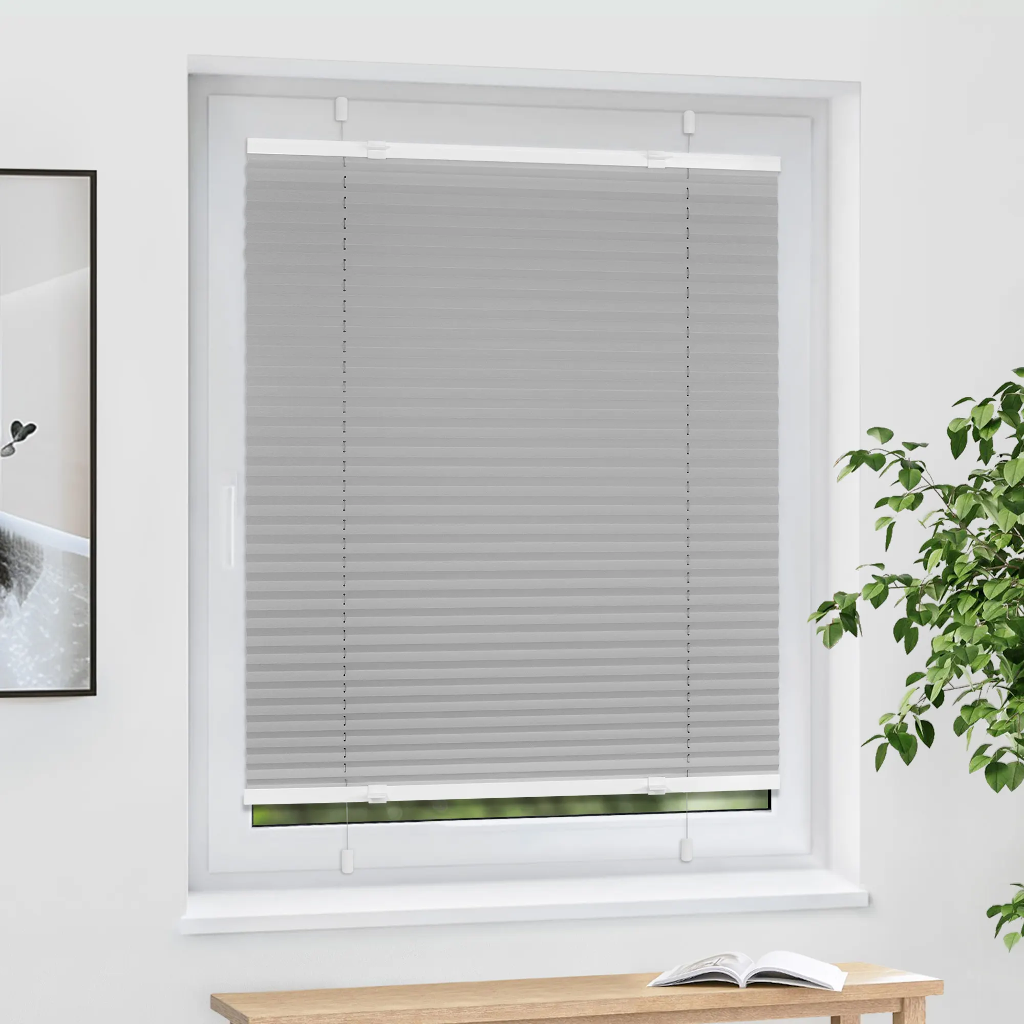Das EasyFix Plissee von VICTORIA M in der Farbe Grau mit den Maßen 90 x 200cm ist aus langlebigem Polyestergewebe gefertigt und kann flexibel an Fenster und Türen angebracht werden. Sie können das Plissee auf Wunsch in der Breite kürzen. Die Montage erfolgt ohne Bohren mit Hilfe der beiliegenden Klemmträger (siehe Montageanleitung). Eine Anbringung mit optional erhältlichen Klebehaltern ist ebenfalls möglich. Das EasyFix Plissee kann rückstandslos wieder entfernt werden und eignet sich daher besonders für Mietwohnungen. Die Bedienung über die vier PVC--Bediengriffe ist unkompliziert. Das Plissee bietet guten Sicht- und Sonnenschutz. Es kann mit einem Lappen oder Staubwedel gereinigt werden. Im Lieferumfang enthalten: EasyFix Standard Plissee