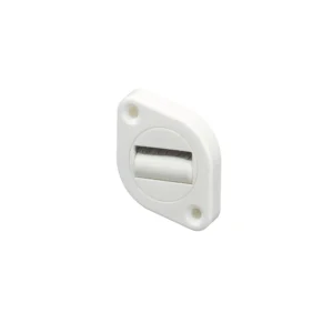 Die drehbare Gurtführung mit Bürsteneinsatz und Leitrolle aus dem Hause JAROLIFT in der Farbe weiss ist für Gurte mit einer Breite von bis zu 18 - 23 mm geeignet. Durch das um 360° drehbare Innenteil und der nadelgelagerten Leitrolle wird das Gurtband auch bei schrägem Zug immer mimimal belastet. Der Bürsteneinsatz dichtet den Gurtauslass thermisch ab und reduziert Eindringen von Schmutz und Staub.