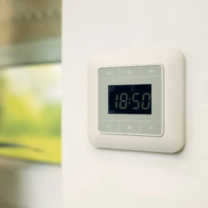 Rollladen-Zeitschaltuhr mit Touch-Display | JMT-Touch. Praktische Zeitschaltuhr für Rollläden mit Touch-Bildschirm und Schalter. Unsere Zeitschaltuhr für Rollläden mit Touch-Bildschirm ist aus weißem Kunststoff
