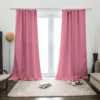 Verdunkelnder Vorhang mit Kräuselband von VICTORIA M - 2x Verdunkelungsvorhang rosa mit Kräuselband von VICTORIA M aus hochwertigem Polyester. Es gibt ihn noch in vielen weiteren schönen Farben. Er verfügt über die Maße 140 x 235 cm (Breite mal Höhe). Durch eine eingenähte Vlies-Innenschicht sorgt er für eine 95 - 100% Verdunkelung in Ihren Wohn- und Schlafräumen. Oben eingenäht in den Vorhang ist ein verstärkender weißer Stoffrand mit Durchzugtunnel und drei weißen Kräuselfäden. An diesen lässt sich der Verdunkelungsvorhang zusammenziehen und festknoten. So entsteht der typische Faltenwurf des Stoffes. Zur Befestigung des Vorhangs an Schienen gibt es am oberen Rand drei Reihen mit je 38 Fadenschlaufen