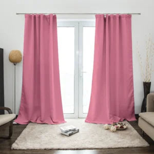 Verdunkelnder Vorhang mit Kräuselband von VICTORIA M - 2x Verdunkelungsvorhang rosa mit Kräuselband von VICTORIA M aus hochwertigem Polyester. Es gibt ihn noch in vielen weiteren schönen Farben. Er verfügt über die Maße 140 x 235 cm (Breite mal Höhe). Durch eine eingenähte Vlies-Innenschicht sorgt er für eine 95 - 100% Verdunkelung in Ihren Wohn- und Schlafräumen. Oben eingenäht in den Vorhang ist ein verstärkender weißer Stoffrand mit Durchzugtunnel und drei weißen Kräuselfäden. An diesen lässt sich der Verdunkelungsvorhang zusammenziehen und festknoten. So entsteht der typische Faltenwurf des Stoffes. Zur Befestigung des Vorhangs an Schienen gibt es am oberen Rand drei Reihen mit je 38 Fadenschlaufen