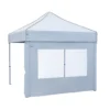 Das Seitenteil für das Eventzelt PRO 40 in der Farbe Weiss hat eine Größe von 6 m. Die geschlossene Seitenwand verfügt über ein Moskitonetz-Fenster und kann mittels Klettlaschen am Gestell befestigt werden. Die Seitenwand aus Polyester ist wasserdicht