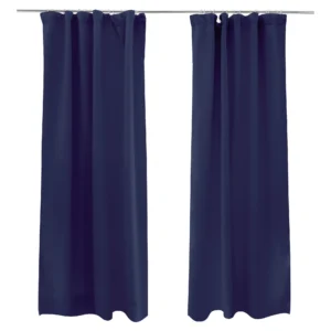 Verdunkelnder Vorhang mit Kräuselband von VICTORIA M - 1x Verdunkelungsvorhang blau mit Kräuselband von VICTORIA M aus hochwertigem Polyester. Es gibt ihn noch in vielen weiteren schönen Farben. Er verfügt über die Maße 140 x 245 cm (Breite mal Höhe). Durch eine eingenähte Vlies-Innenschicht sorgt er für eine 95 - 100% Verdunkelung in Ihren Wohn- und Schlafräumen. Oben eingenäht in den Vorhang ist ein verstärkender weißer Stoffrand mit Durchzugtunnel und drei weißen Kräuselfäden. An diesen lässt sich der Verdunkelungsvorhang zusammenziehen und festknoten. So entsteht der typische Faltenwurf des Stoffes. Zur Befestigung des Vorhangs an Schienen gibt es am oberen Rand drei Reihen mit je 38 Fadenschlaufen
