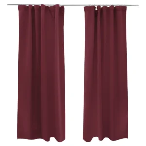 Verdunkelnder Vorhang mit Kräuselband von VICTORIA M - 1x Verdunkelungsvorhang bordeaux mit Kräuselband von VICTORIA M aus hochwertigem Polyester. Es gibt ihn noch in vielen weiteren schönen Farben. Er verfügt über die Maße 140 x 245 cm (Breite mal Höhe). Durch eine eingenähte Vlies-Innenschicht sorgt er für eine 95 - 100% Verdunkelung in Ihren Wohn- und Schlafräumen. Oben eingenäht in den Vorhang ist ein verstärkender weißer Stoffrand mit Durchzugtunnel und drei weißen Kräuselfäden. An diesen lässt sich der Verdunkelungsvorhang zusammenziehen und festknoten. So entsteht der typische Faltenwurf des Stoffes. Zur Befestigung des Vorhangs an Schienen gibt es am oberen Rand drei Reihen mit je 38 Fadenschlaufen