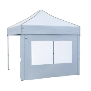 Das Seitenteil für das Eventzelt PRO 40 in der Farbe Weiss hat eine Größe von 6 m. Die geschlossene Seitenwand verfügt über ein Moskitonetz-Fenster und kann mittels Klettlaschen am Gestell befestigt werden. Die Seitenwand aus Polyester ist wasserdicht