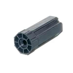 Die JAROLIFT Walzenkapsel SW60 (253300) ist ausgelegt für eine 8-Kant Stahlwelle mit einer Schlüsselweite von 60 mm. In der vorderen Kugellageraufnahme-Öffnung wird ein Kugellager mit Durchmesser 28 mm befestigt. Die Walzenkapsel wird dann mit dem Kugellager auf einen Achsstift (Zapfen) im Rollladenkasten montiert. Die Walzenkapsel aus hochwertigem Kunststoff gefertigt