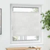 Jalousiescout Pure Plissee Basic in der Farbe Weiß und der Größe 95 x 200 cm: Das leicht lichtdurchlässige Pure Plissee Basic von Jalousiescout ist eine stillvolle und zugleich praktische Sicht- und Sonnenschutzlösung. Es überzeugt durch hochwertige Materialien