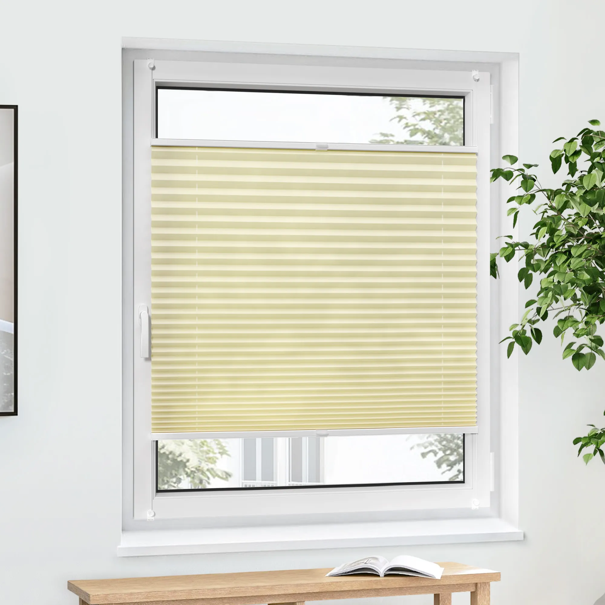 Jalousiescout Pure Plissee Basic in der Farbe Creme und der Größe 95 x 200 cm: Das leicht lichtdurchlässige Pure Plissee Basic von Jalousiescout ist eine stillvolle und zugleich praktische Sicht- und Sonnenschutzlösung. Es überzeugt durch hochwertige Materialien