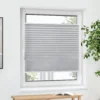 Jalousiescout Pure Plissee Basic in der Farbe Grau und der Größe 95 x 200 cm: Das leicht lichtdurchlässige Pure Plissee Basic von Jalousiescout ist eine stillvolle und zugleich praktische Sicht- und Sonnenschutzlösung. Es überzeugt durch hochwertige Materialien
