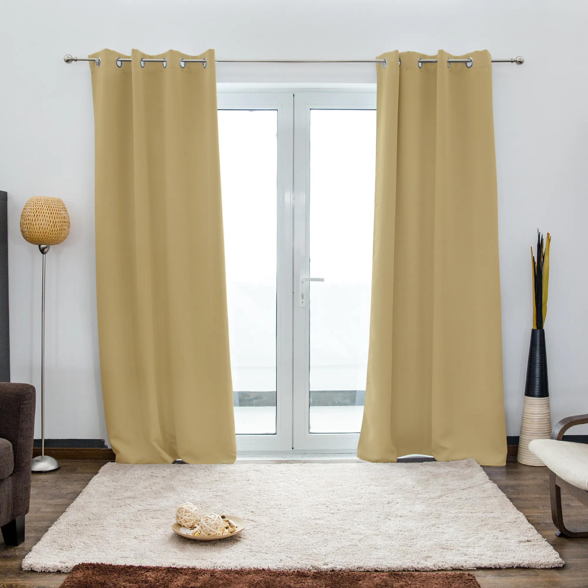 Verdunkelnder Ösenvorhang von VICTORIA M - 1x Verdunkelungsvorhang creme mit Ösen von VICTORIA M aus hochwertigem Polyester. Er ist noch in vielen weiteren Farben erhältlich und wie gemacht für all Ihre Wohn- und Schlafräume. Er hat die Maße 140 x 245 cm (Breite mal Höhe). Im Schlafzimmer hält er durch seine lichtundurchlässige Textur Licht ab