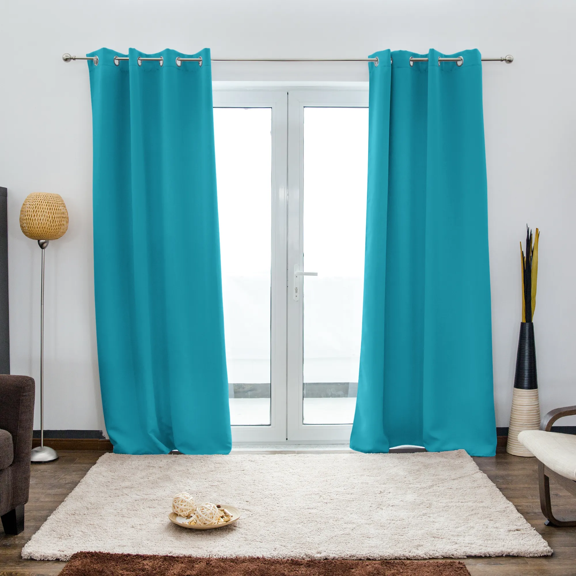 Verdunkelnder Ösenvorhang von VICTORIA M - 1x Verdunkelungsvorhang hellblau mit Ösen von VICTORIA M aus hochwertigem Polyester. Er ist noch in vielen weiteren Farben erhältlich und wie gemacht für all Ihre Wohn- und Schlafräume. Er hat die Maße 140 x 245 cm (Breite mal Höhe). Im Schlafzimmer hält er durch seine lichtundurchlässige Textur Licht ab
