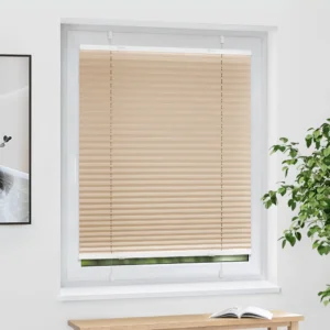 Das EasyFix Plissee von VICTORIA M in der Farbe Beige mit den Maßen 90 x 200cm ist aus langlebigem Polyestergewebe gefertigt und kann flexibel an Fenster und Türen angebracht werden. Sie können das Plissee auf Wunsch in der Breite kürzen. Die Montage erfolgt ohne Bohren mit Hilfe der beiliegenden Klemmträger (siehe Montageanleitung). Eine Anbringung mit optional erhältlichen Klebehaltern ist ebenfalls möglich. Das EasyFix Plissee kann rückstandslos wieder entfernt werden und eignet sich daher besonders für Mietwohnungen. Die Bedienung über die vier PVC--Bediengriffe ist unkompliziert. Das Plissee bietet guten Sicht- und Sonnenschutz. Es kann mit einem Lappen oder Staubwedel gereinigt werden. Im Lieferumfang enthalten: EasyFix Standard Plissee