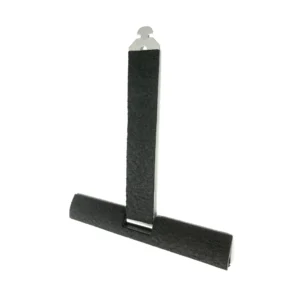 Die Sicherungsfeder Uni (Mini u. Maxi) mit Kratzschutz von JAROLIFT zur Befestigung Ihres Rollladenbehangs an der Stahlwelle eignet sich für Mini- und Maxiprofile bis 55 mm Deckbreite. Sie ist aus hochwertigem Federstahl gefertigt und verfügt über eine Filz-Beschichtung als Kratzschutz. Diese schützt die Rollladenlamellen und verhindert Abdrücke am Rollladenpanzer. Außerdem ist der Rollladen dadurch besonders laufleise. Für den Einbau muss die Feder in der ersten Lamelle des Behangs befestigt werden. Anschließend haken Sie bitte noch den Schwalbenschwanz in den Aussparungen der Stahlwelle ein. Dieses Produkt hat zwei Jahre Garantie.