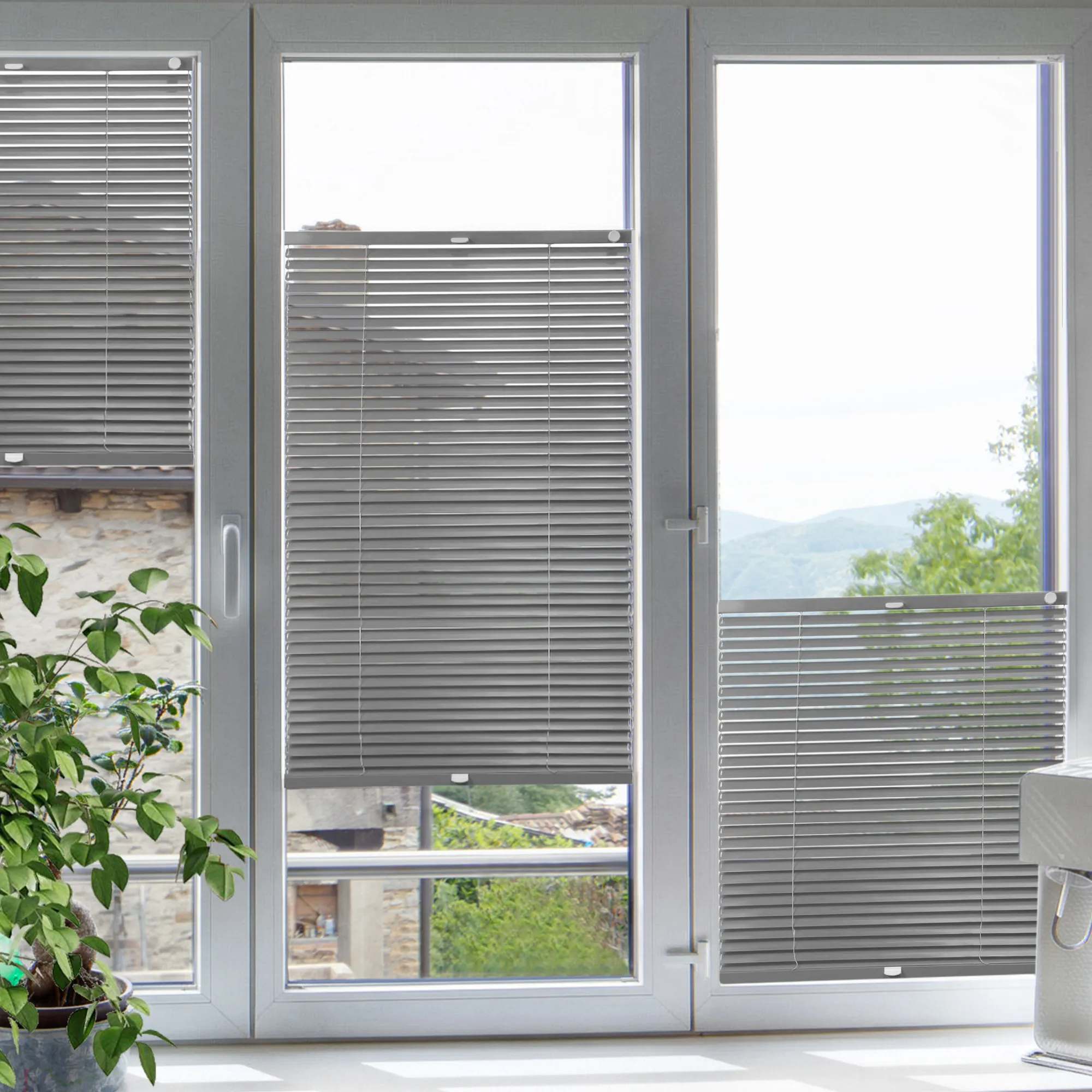 TwinMove Jalousie nach Maß | 25 mm. Sicht- und Sonnenschutz frei von oben und unten verstellbar. Lamellenwinkel bequem per Drehknopf einstellbar. Montage wahlweise zum Klemmen oder Schrauben. Sichere Führung dank integrierter Pendelsicherung. Optionaler Bedienstab für mehr Komfort bei hohen Fenstern. TwinMove Jalousie nach Maß – maximale Flexibilität für dein Licht Erlebe eine völlig neue Dimension der Lichtgestaltung! Unsere TwinMove Jalousie vereint das Beste aus zwei Welten: die Flexibilität eines Plissees und die bewährten Vorteile einer klassischen Jalousie. Dank des innovativen Doppel-Verschiebe-Systems kannst du sowohl die obere als auch die untere Schiene unabhängig voneinander in jede beliebige Höhenposition schieben und so grenzenlose Gestaltungsmöglichkeiten in deinem Raum schaffen.