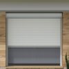 Vorbaurollladen Hybrid nach Maß | Insektenschutz- / Screen Rollo. Wahlweise integriert: Insektenschutzrollo oder Screenrollo. Aluminium-Führungsschienen. Kunststoff- oder hochwertige Aluminiumlamellen. 30 verschiedene Lamellenfarben verfügbar (u.a. Holzoptik). Auch als Fenster- und Türkombinationen möglich. Der All-in-One-Rollladen – mit integriertem Insektenschutz oder Screenrollo Dein Vorteile * Exklusiv bei Jalousiescout: Integriertes Screenrollo schützt vor Sonnen & Insekten * Doppelläufige Alu-Führungsschienen mit 3 Kastenformen * 30 Lamellenfarben für Alu & Kunststoffprofile * Markenmotoren mit Zeitschaltuhren oder Funk & Smartphone bedienbar * Genieße frische Luft und natürliche Belüftung ohne Insektenplage * Einfachste Nutzung. Sonnenschutz und Insektenschutz wann du es auch brauchst – ohne Klemmrahmen
