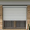 Vorbaurollladen Hybrid nach Maß | Insektenschutz- / Screen Rollo. Wahlweise integriert: Insektenschutzrollo oder Screenrollo. Aluminium-Führungsschienen. Kunststoff- oder hochwertige Aluminiumlamellen. 30 verschiedene Lamellenfarben verfügbar (u.a. Holzoptik). Auch als Fenster- und Türkombinationen möglich. Der All-in-One-Rollladen – mit integriertem Insektenschutz oder Screenrollo Dein Vorteile * Exklusiv bei Jalousiescout: Integriertes Screenrollo schützt vor Sonnen & Insekten * Doppelläufige Alu-Führungsschienen mit 3 Kastenformen * 30 Lamellenfarben für Alu & Kunststoffprofile * Markenmotoren mit Zeitschaltuhren oder Funk & Smartphone bedienbar * Genieße frische Luft und natürliche Belüftung ohne Insektenplage * Einfachste Nutzung. Sonnenschutz und Insektenschutz wann du es auch brauchst – ohne Klemmrahmen