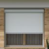 Vorbaurollladen Hybrid nach Maß | Insektenschutz- / Screen Rollo. Wahlweise integriert: Insektenschutzrollo oder Screenrollo. Aluminium-Führungsschienen. Kunststoff- oder hochwertige Aluminiumlamellen. 30 verschiedene Lamellenfarben verfügbar (u.a. Holzoptik). Auch als Fenster- und Türkombinationen möglich. Der All-in-One-Rollladen – mit integriertem Insektenschutz oder Screenrollo Dein Vorteile * Exklusiv bei Jalousiescout: Integriertes Screenrollo schützt vor Sonnen & Insekten * Doppelläufige Alu-Führungsschienen mit 3 Kastenformen * 30 Lamellenfarben für Alu & Kunststoffprofile * Markenmotoren mit Zeitschaltuhren oder Funk & Smartphone bedienbar * Genieße frische Luft und natürliche Belüftung ohne Insektenplage * Einfachste Nutzung. Sonnenschutz und Insektenschutz wann du es auch brauchst – ohne Klemmrahmen