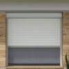 Vorbaurollladen Hybrid nach Maß | Insektenschutz- / Screen Rollo. Wahlweise integriert: Insektenschutzrollo oder Screenrollo. Aluminium-Führungsschienen. Kunststoff- oder hochwertige Aluminiumlamellen. 30 verschiedene Lamellenfarben verfügbar (u.a. Holzoptik). Auch als Fenster- und Türkombinationen möglich. Der All-in-One-Rollladen – mit integriertem Insektenschutz oder Screenrollo Dein Vorteile * Exklusiv bei Jalousiescout: Integriertes Screenrollo schützt vor Sonnen & Insekten * Doppelläufige Alu-Führungsschienen mit 3 Kastenformen * 30 Lamellenfarben für Alu & Kunststoffprofile * Markenmotoren mit Zeitschaltuhren oder Funk & Smartphone bedienbar * Genieße frische Luft und natürliche Belüftung ohne Insektenplage * Einfachste Nutzung. Sonnenschutz und Insektenschutz wann du es auch brauchst – ohne Klemmrahmen