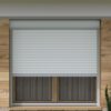 Vorbaurollladen Hybrid nach Maß | Insektenschutz- / Screen Rollo. Wahlweise integriert: Insektenschutzrollo oder Screenrollo. Aluminium-Führungsschienen. Kunststoff- oder hochwertige Aluminiumlamellen. 30 verschiedene Lamellenfarben verfügbar (u.a. Holzoptik). Auch als Fenster- und Türkombinationen möglich. Der All-in-One-Rollladen – mit integriertem Insektenschutz oder Screenrollo Dein Vorteile * Exklusiv bei Jalousiescout: Integriertes Screenrollo schützt vor Sonnen & Insekten * Doppelläufige Alu-Führungsschienen mit 3 Kastenformen * 30 Lamellenfarben für Alu & Kunststoffprofile * Markenmotoren mit Zeitschaltuhren oder Funk & Smartphone bedienbar * Genieße frische Luft und natürliche Belüftung ohne Insektenplage * Einfachste Nutzung. Sonnenschutz und Insektenschutz wann du es auch brauchst – ohne Klemmrahmen