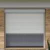 Vorbaurollladen Hybrid nach Maß | Insektenschutz- / Screen Rollo. Wahlweise integriert: Insektenschutzrollo oder Screenrollo. Aluminium-Führungsschienen. Kunststoff- oder hochwertige Aluminiumlamellen. 30 verschiedene Lamellenfarben verfügbar (u.a. Holzoptik). Auch als Fenster- und Türkombinationen möglich. Der All-in-One-Rollladen – mit integriertem Insektenschutz oder Screenrollo Dein Vorteile * Exklusiv bei Jalousiescout: Integriertes Screenrollo schützt vor Sonnen & Insekten * Doppelläufige Alu-Führungsschienen mit 3 Kastenformen * 30 Lamellenfarben für Alu & Kunststoffprofile * Markenmotoren mit Zeitschaltuhren oder Funk & Smartphone bedienbar * Genieße frische Luft und natürliche Belüftung ohne Insektenplage * Einfachste Nutzung. Sonnenschutz und Insektenschutz wann du es auch brauchst – ohne Klemmrahmen
