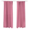 Verdunkelnder Vorhang mit Kräuselband von VICTORIA M - 1x Verdunkelungsvorhang rosa mit Kräuselband von VICTORIA M aus hochwertigem Polyester. Es gibt ihn noch in vielen weiteren schönen Farben. Er verfügt über die Maße 140 x 245 cm (Breite mal Höhe). Durch eine eingenähte Vlies-Innenschicht sorgt er für eine 95 - 100% Verdunkelung in Ihren Wohn- und Schlafräumen. Oben eingenäht in den Vorhang ist ein verstärkender weißer Stoffrand mit Durchzugtunnel und drei weißen Kräuselfäden. An diesen lässt sich der Verdunkelungsvorhang zusammenziehen und festknoten. So entsteht der typische Faltenwurf des Stoffes. Zur Befestigung des Vorhangs an Schienen gibt es am oberen Rand drei Reihen mit je 38 Fadenschlaufen