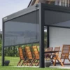 Pergomondo Screen-Rollo für Pergolen Schaffen Sie einen privaten Rückzugsort im Freien mit dem Pergomondo Screen-Rollo für Pergolen. Verfügbar in elegantem Anthrazit oder klassischem Weiß und wählbar zwischen den Größen 3 oder 4 Meter. Dieses stilvolle Screen-Rollo kombiniert Funktionalität mit einem modernen Design und macht Ihren Außenbereich zum perfekten Ort für Entspannung